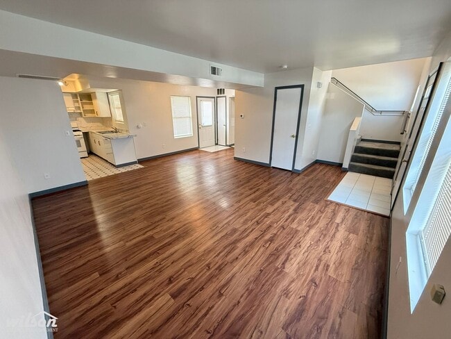MOVE IN SPECIAL!! PRICE DROP! Modern Townh... - MOVE IN SPECIAL!! PRICE DROP! Modern Townh... Casa