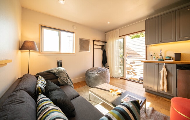 La sala de estar se conecta con el patio exterior - 5955 Fern St Unidad Guest house