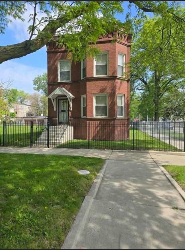 Building Photo - 1244 E 70th St Unit #2