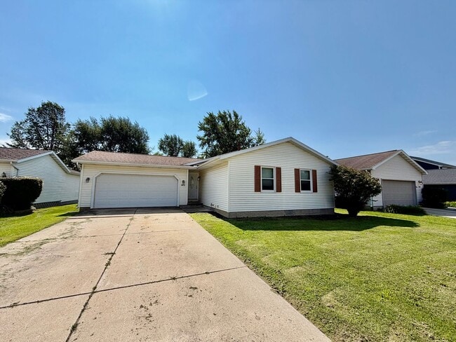 Building Photo - Spacious 3 Bedroom 2 Bathroom Home - Large Backyard!