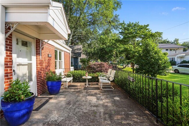 Photo - 783 Livingstone Pl