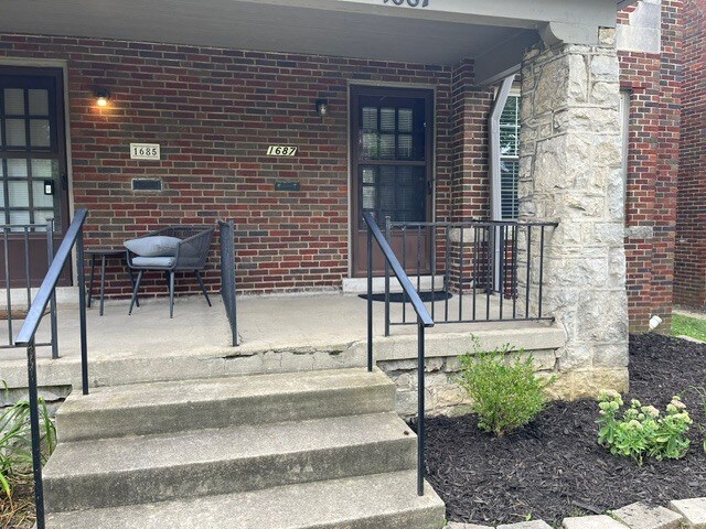 Private front entrance - 1687 King Ave
