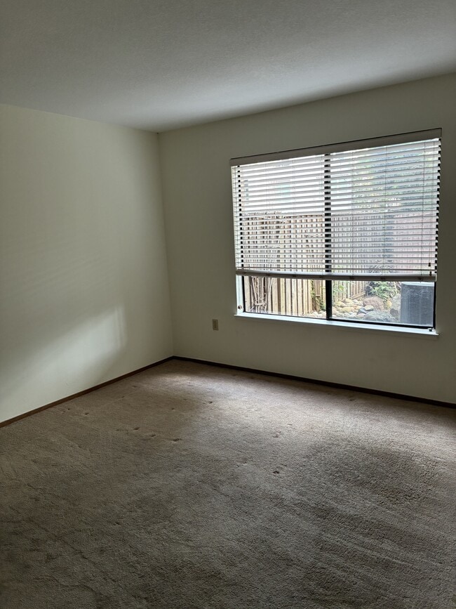 Photo - 1065 Huntington Common