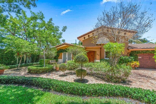 Photo - 870 NW 7th St