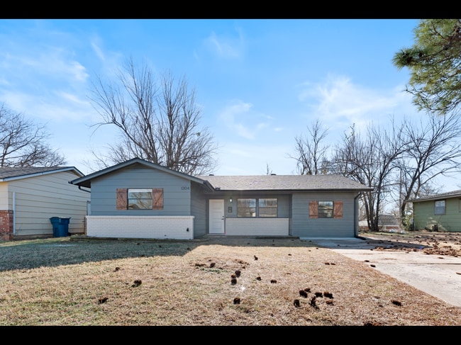 Building Photo - 1304 Pinewood Ct