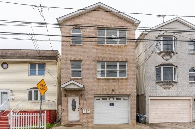 Building Photo - 325 Claremont Ave Unit 1