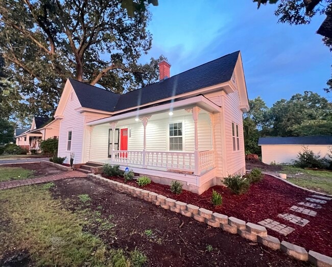 Building Photo - 400 McIver St