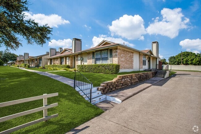 Building Photo - 2-Bedroom Condo in Garland - Private Patio...