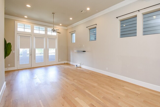 Building Photo - 1005 St Charles St Rental