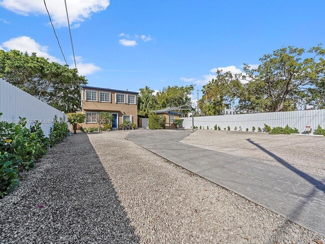 Building Photo - 1016 SW 12th Ave Unit .