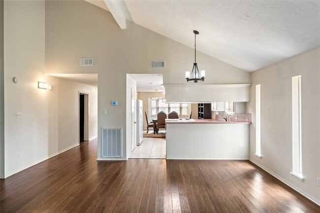 Building Photo - 416 Rolling Hills Dr W