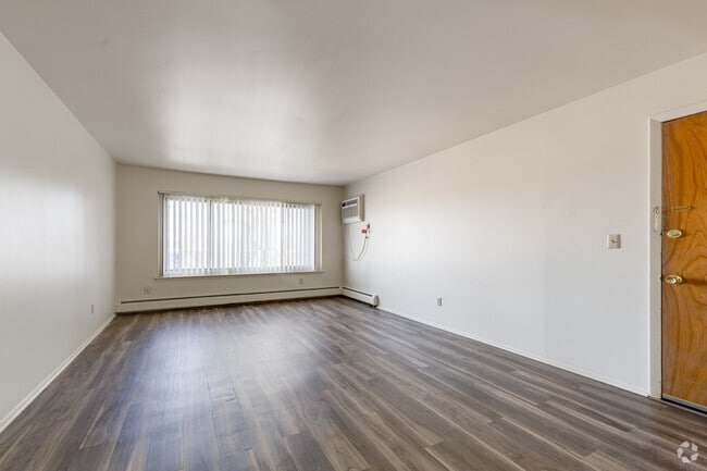 1BR, 1BA - 594 - 616 SF