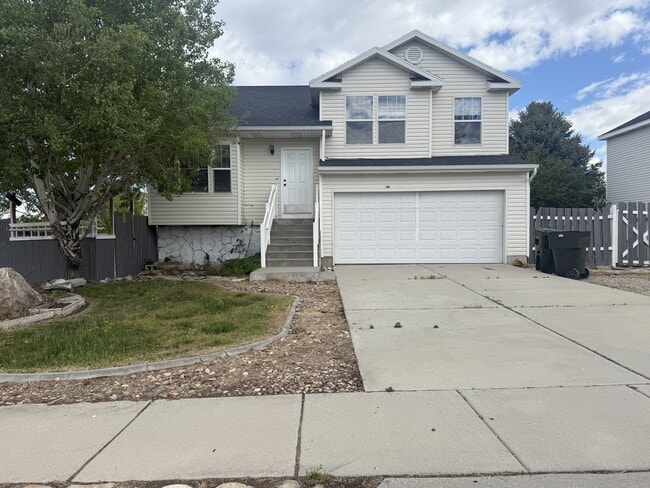 Photo - 461 E 740 N