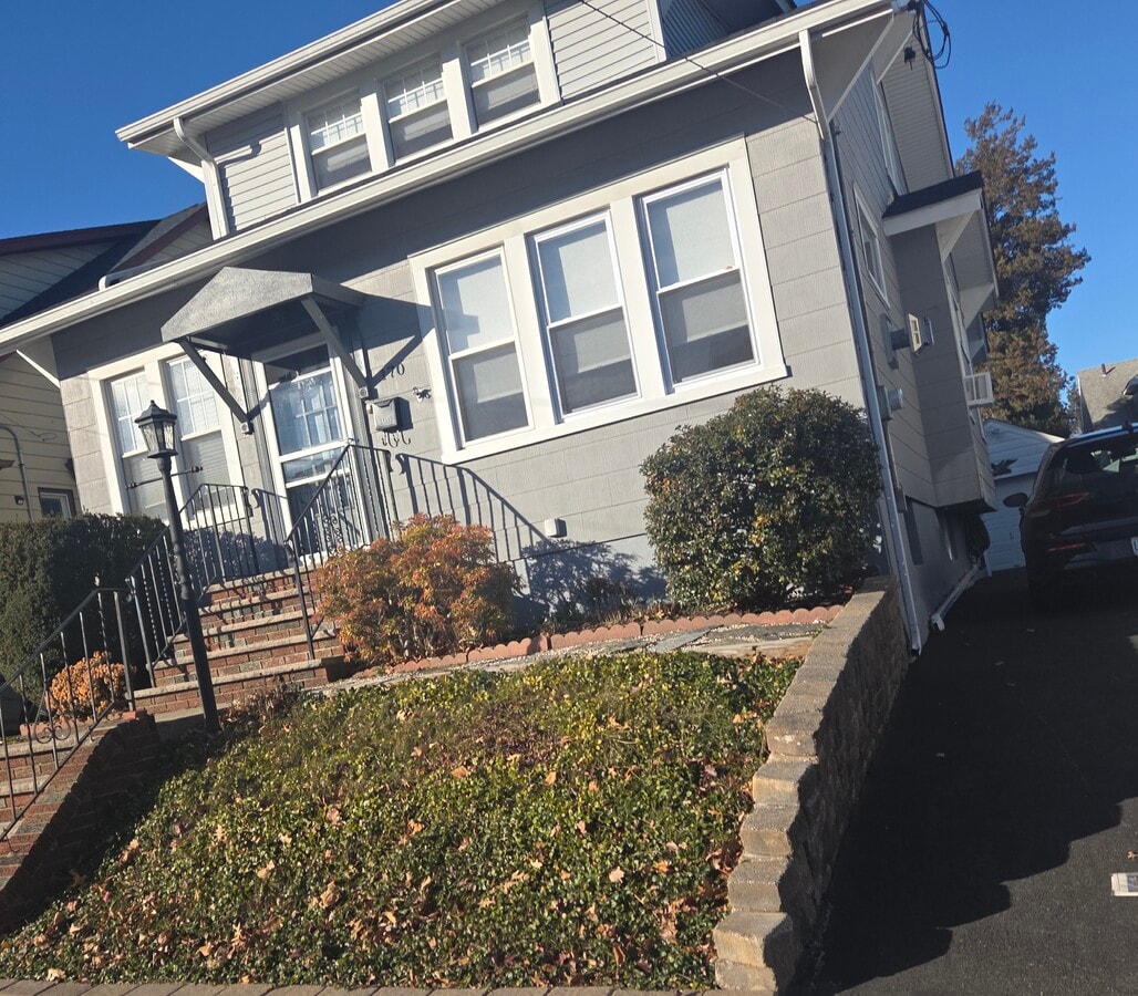 Photo - 170 W 4th St