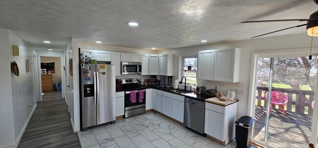 Photo - 128 Triphammer Ter Unidad #A