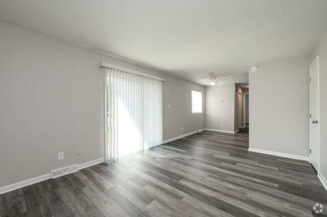1BR, 1BA - 850SF - Living Room - Apartments @ Marten Court