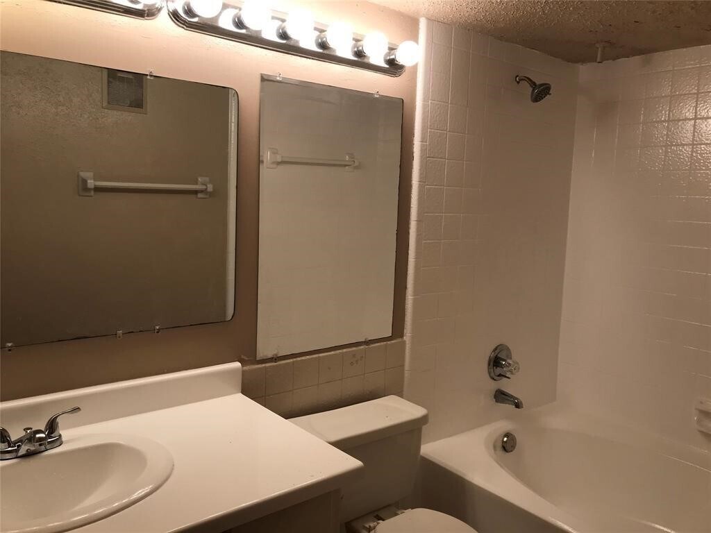 Photo - 2826 S Bartell Dr Unidad 35