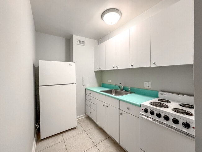 Building Photo - 429 W Wellington Ave Unit J00W