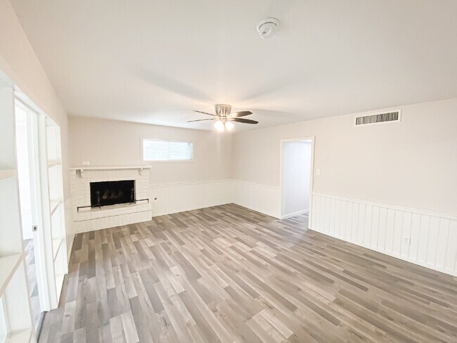 21 E Alameda Dr