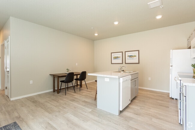 2 BR, 2 BA - 1047 SF