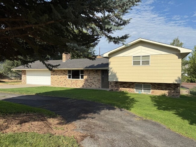 Photo - Spacious 3 Bedroom Home with Large Yard & 2-Car Garage