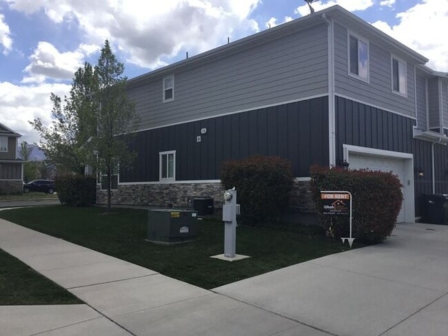 Photo - 3 bdrm 2 1/2 bath Townhouse