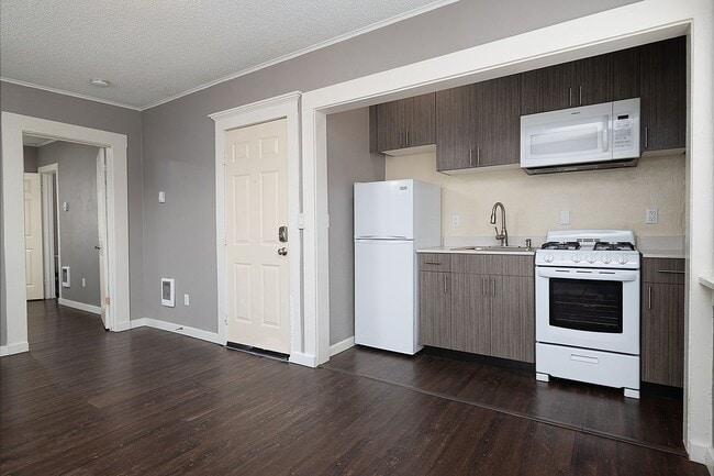 Photo - Beautiful 2nd floor corner unit! Unidad Whistwood 4