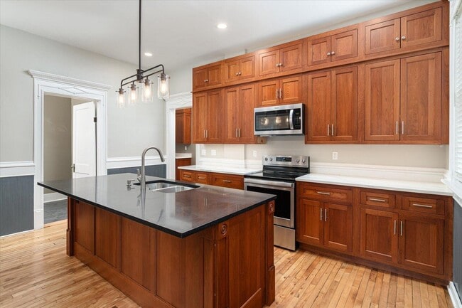 Photo - 122 10th St S