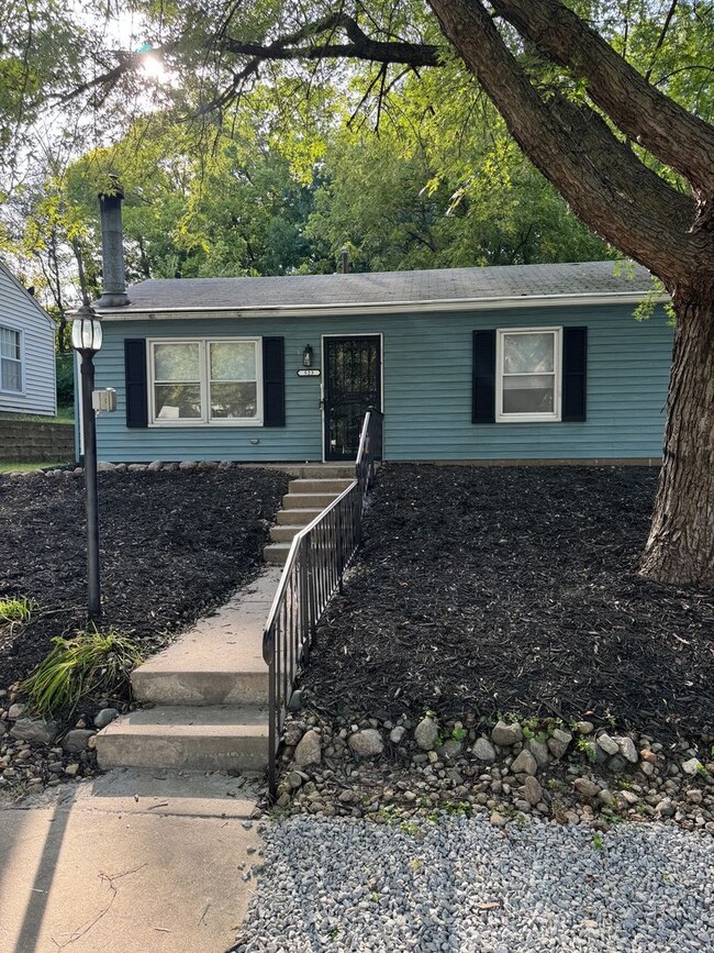 2 Bedroom 1 Bathroom in Moline! - 2 Bedroom 1 Bathroom in Moline! House