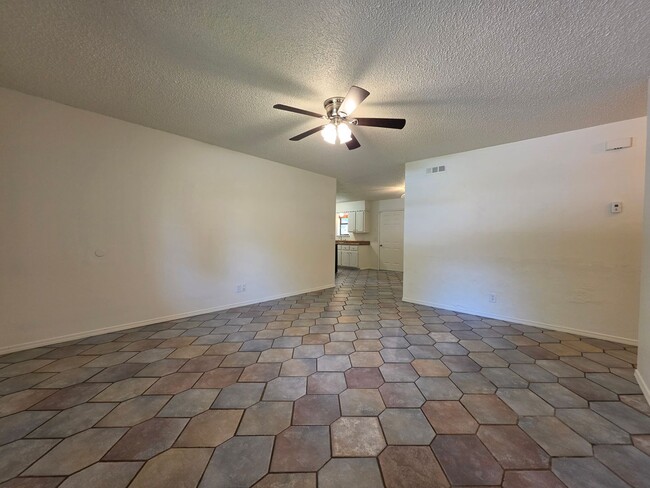 Photo - 3 bedroom home in Tecumseh!