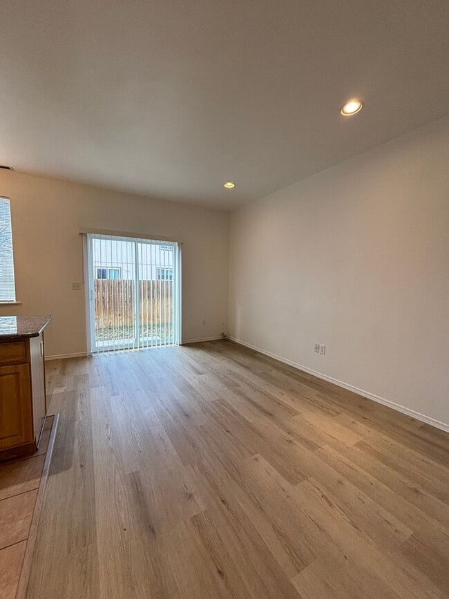 Photo - $500 Off 1st Month w/ 12m Lease! Pet Frien... Unidad 1622 #3
