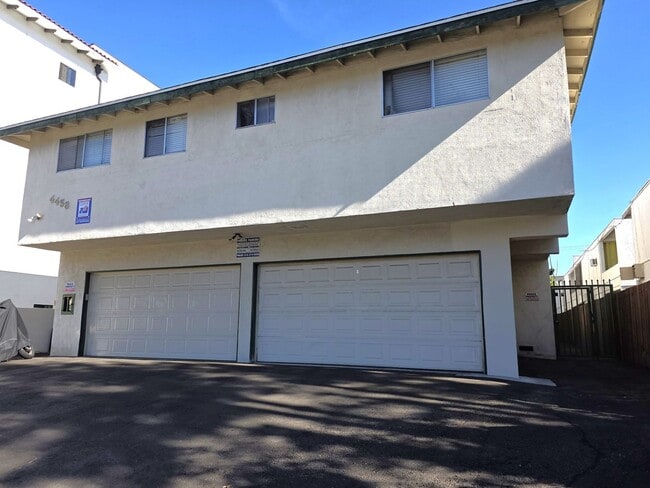 Building Photo - ***MOVE IN SPECIAL!!!*** Second floor 1 bedroom, 1-Bathroom Apartment located Sherman Oaks Unit 10