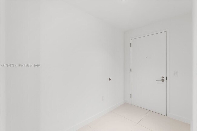 Photo - 501 NE 31st St Unidad 3896