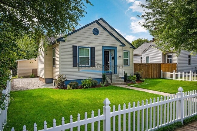 Well-Maintained 3 Bed 2 Bath Cottage in Do... - Well-Maintained 3 Bed 2 Bath Cottage in Do... House