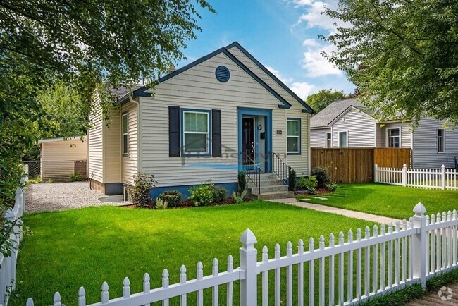 Building Photo - Well-Maintained 3 Bed 2 Bath Cottage in Do... Rental