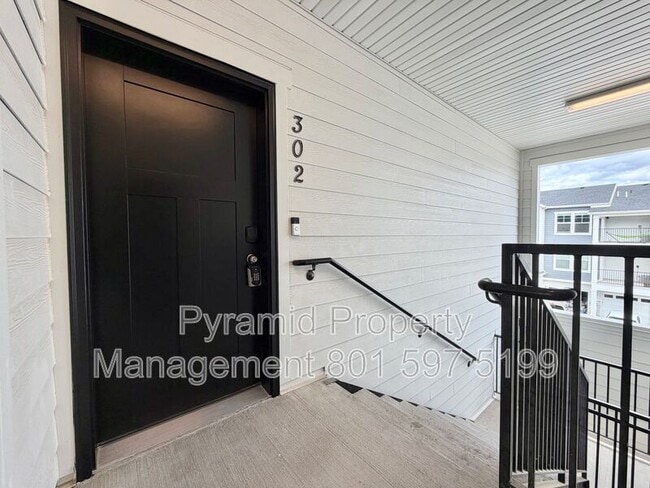 936 W Big Ben Ln