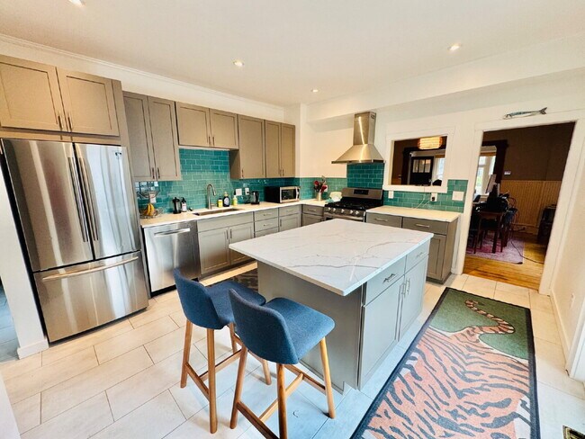 Photo - Charming 4-Bed Home with Granite Touches & Hardwood Elegance in Minneapolis!