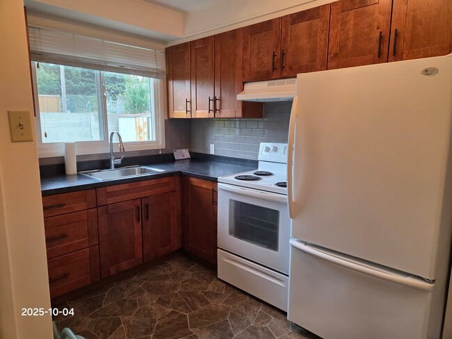 Building Photo - 2808A 14 St NW