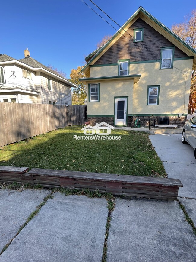 Photo - 826 1st St NW