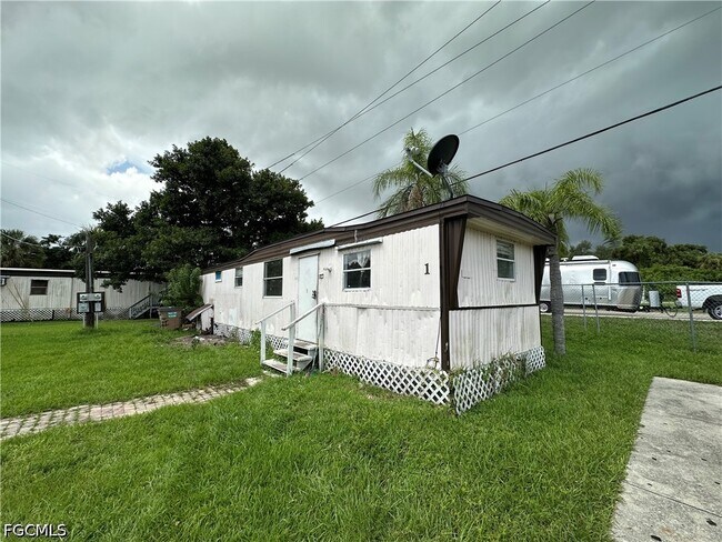 Photo - 4900 Tice St