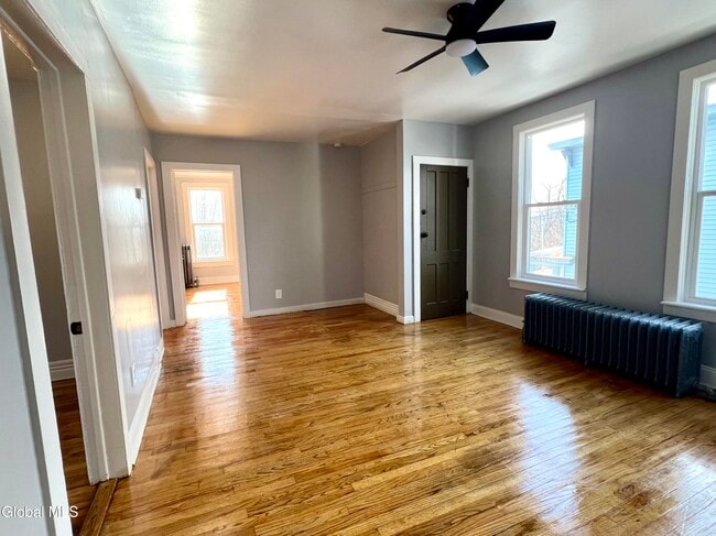 Photo - 298-300-300 Locust Ave Unidad 2 Upstairs