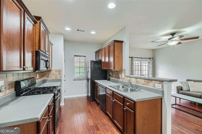 Photo - 2296 Leicester Way SE