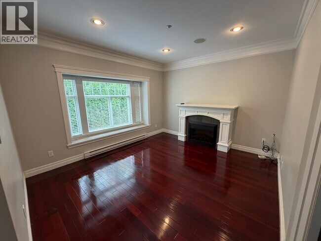 Photo - 4585 Commercial St