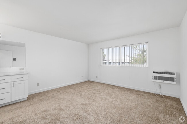 2BR, 2BA - 1,015SF - Primary Bedroom