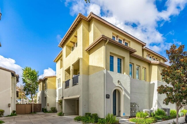 Building Photo - Spacious 2-Bedroom, 2-Bath Modern Home Loc...