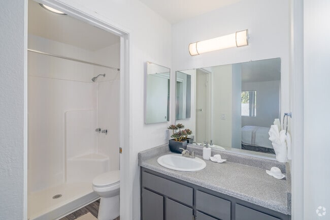 2BR, 2BA - 850SF - Bathroom
