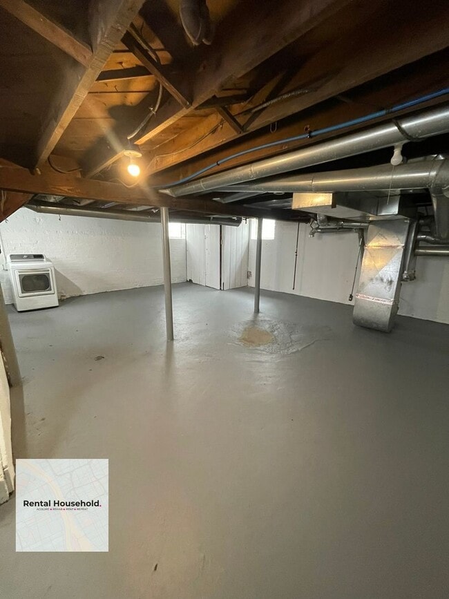 Building Photo - Huge 4 Bedroom Colonial