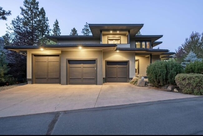 Photo - 19062 Mount McLoughlin Ln