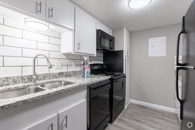 2BR, 1BA - 940SF