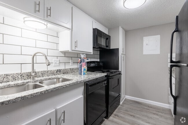 2HAB, 1BA - 940 ft² - Ten Twelve West